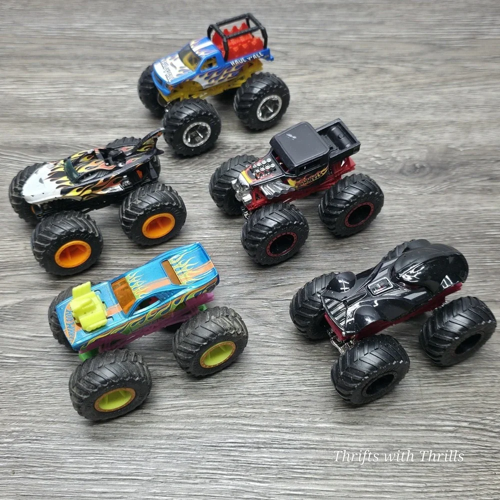 5 Hotwheels Monster Trucks 1:64 - Darth Vader, Bone Shaker, Roger Dodger, Haul